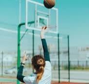 chica de espalda lanzando